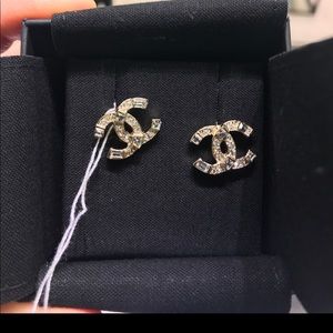 BRAND NEW 2020 Chanel CC Crystal Gold Earrings ❤️